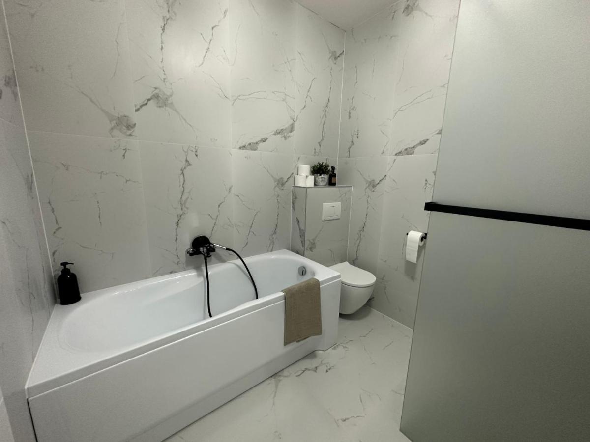 Klimatizovany Apartmanovy Dom S Virivkou, 9A Senec Luaran gambar