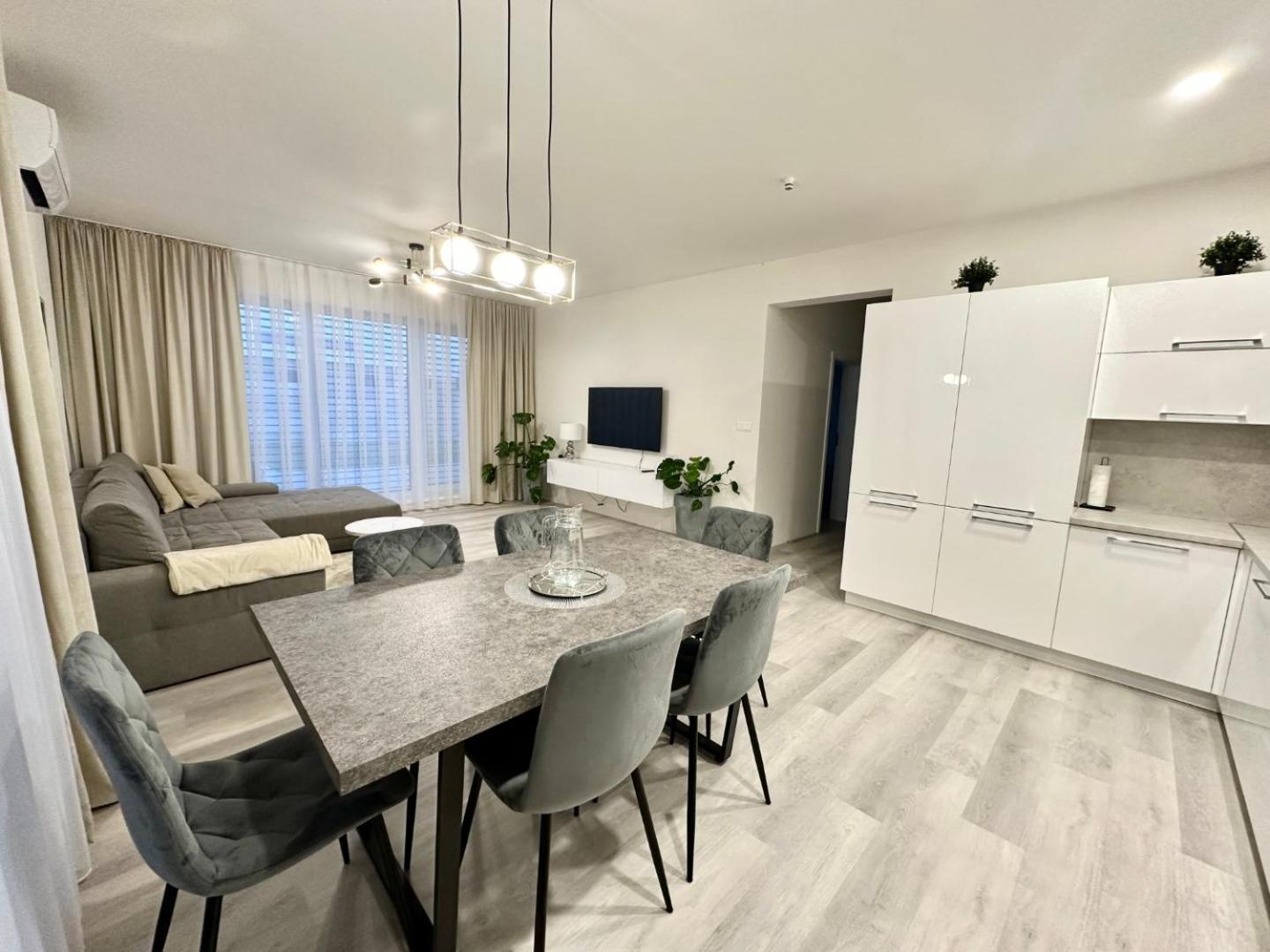 Klimatizovany Apartmanovy Dom S Virivkou, 9A Senec Luaran gambar