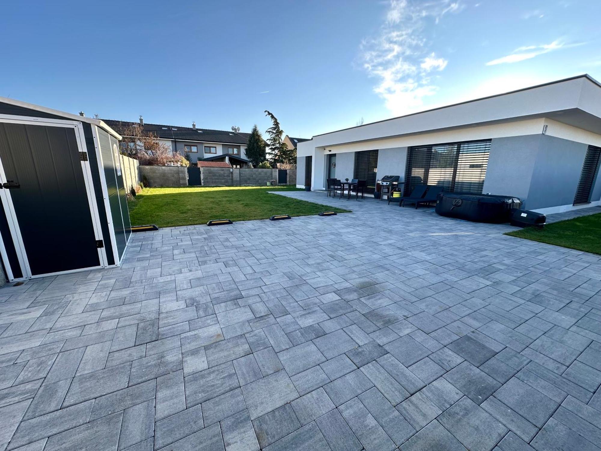Klimatizovany Apartmanovy Dom S Virivkou, 9A Senec Luaran gambar